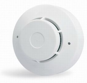 火およびガス探知器、取付けられた火災安全の煙探知器を示す LED