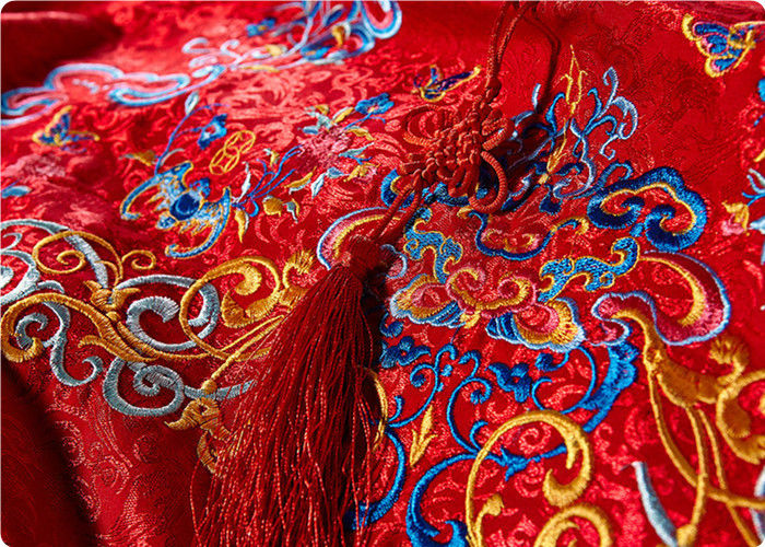 上限の刺繍された生地、赤い中国のウェディング ドレスの生地